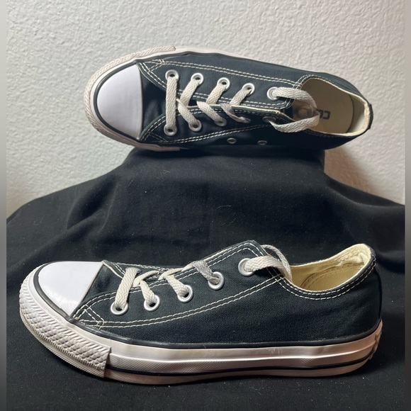 Converse Low Tops Shoes - Black & White - Women’s Size 6 & Men’s Size 4 - Picture 11 of 12